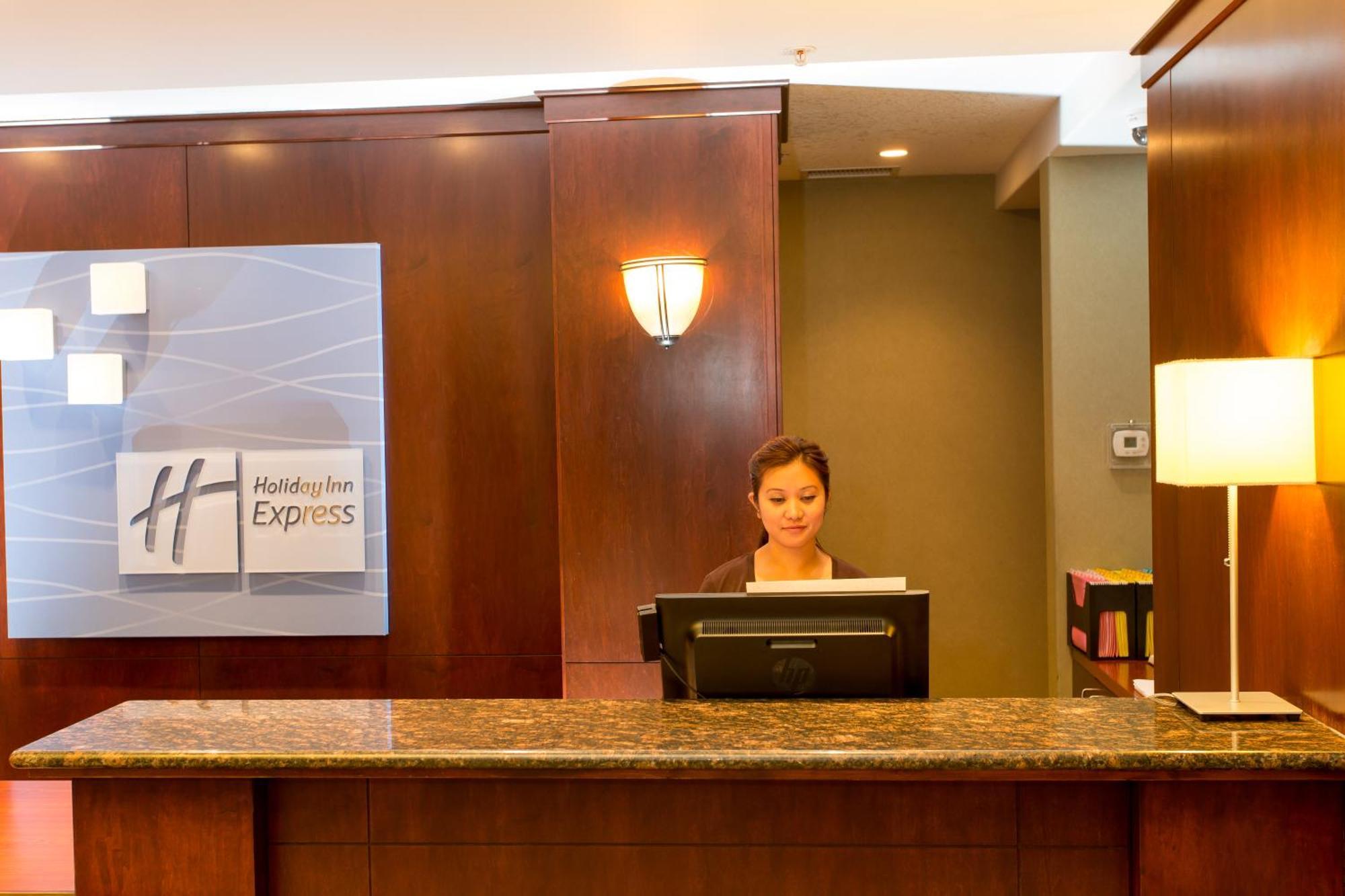 Holiday Inn Express & Suites Drayton Valley By Ihg Exterior foto